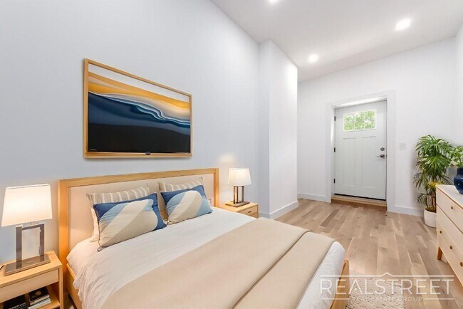 Foto del edificio - Brand New 3 Bed 2 Bath Parlor Floor in Rid...