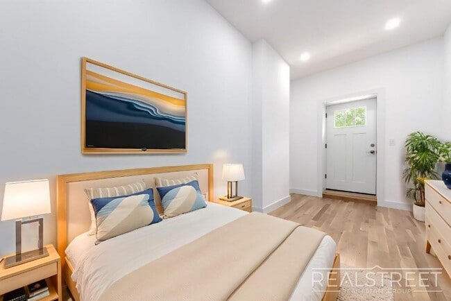 Building Photo - Brand New 3 Bed 2 Bath Parlor Floor in Rid...