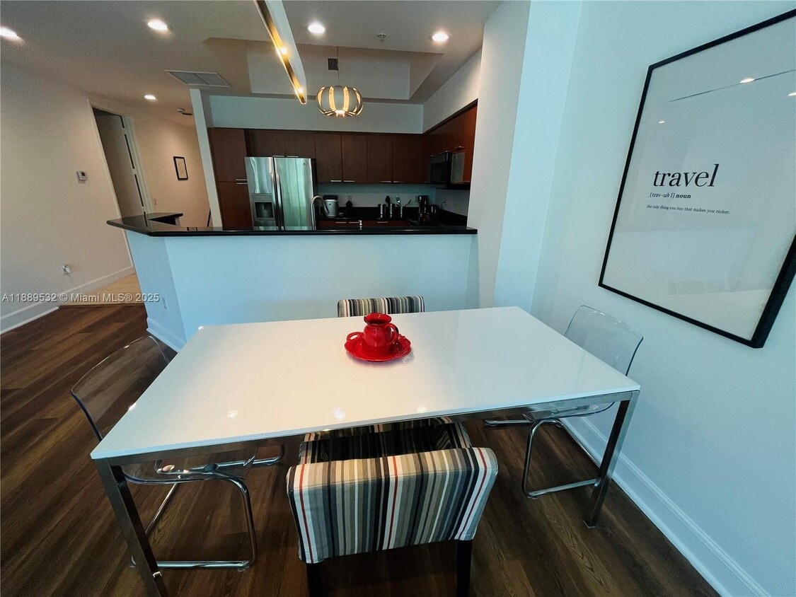Foto principal - 15051 Royal Oaks Ln