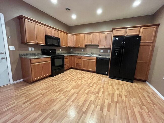 Building Photo - 2 Bedroom Twinhome For Rent in Lennox, SD!!