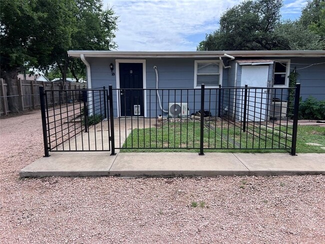 Building Photo - 506 W Grady Dr