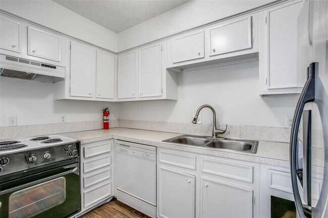 Building Photo - 3262 Branard St