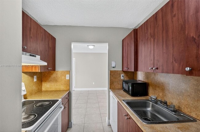 Building Photo - 7421 SW 152nd Ave