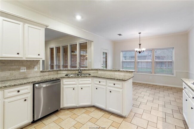 Foto del edificio - 4709 Shoal Creek Dr