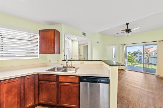 Building Photo - 1951 Island Club Dr