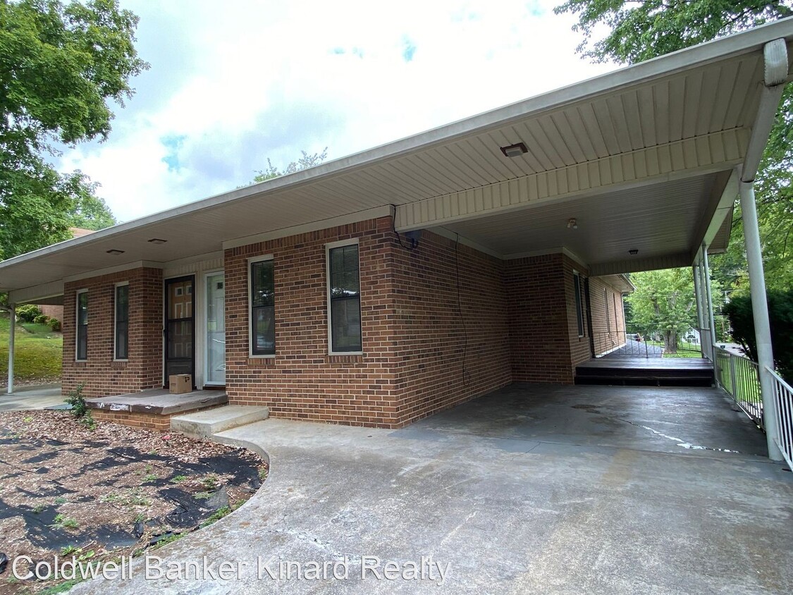 Foto principal - 2 br, 1 bath House - 1701 Woodmore Dr NW