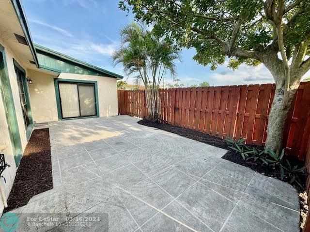Building Photo - 1089 Manor Dr