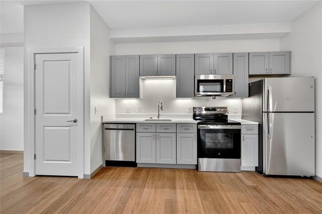 Building Photo - 1624 Lonsdale Ave