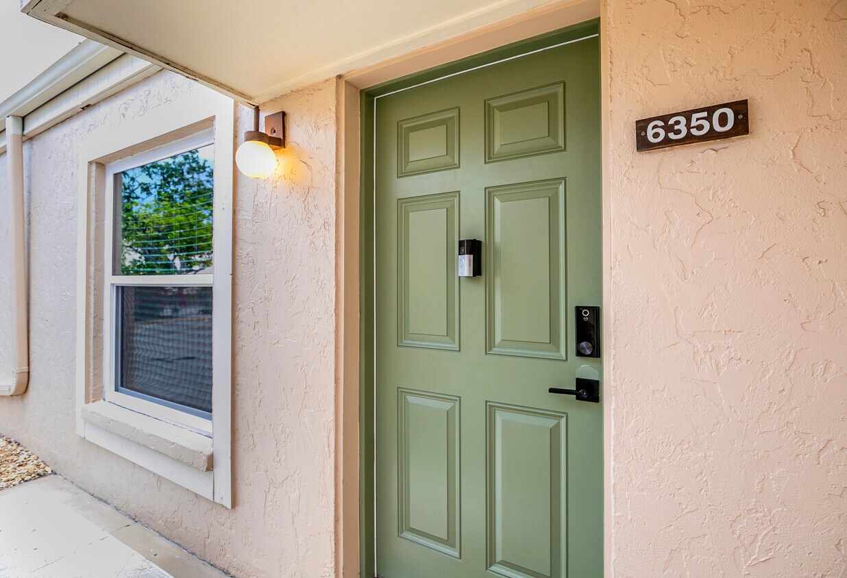Foto principal - 6350 7th Ave W