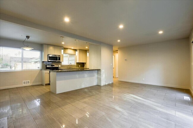 Building Photo - 1357 Park Dr