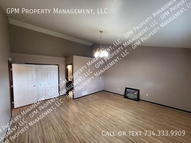 Building Photo - Large 3 Bedroom Brick Ranch