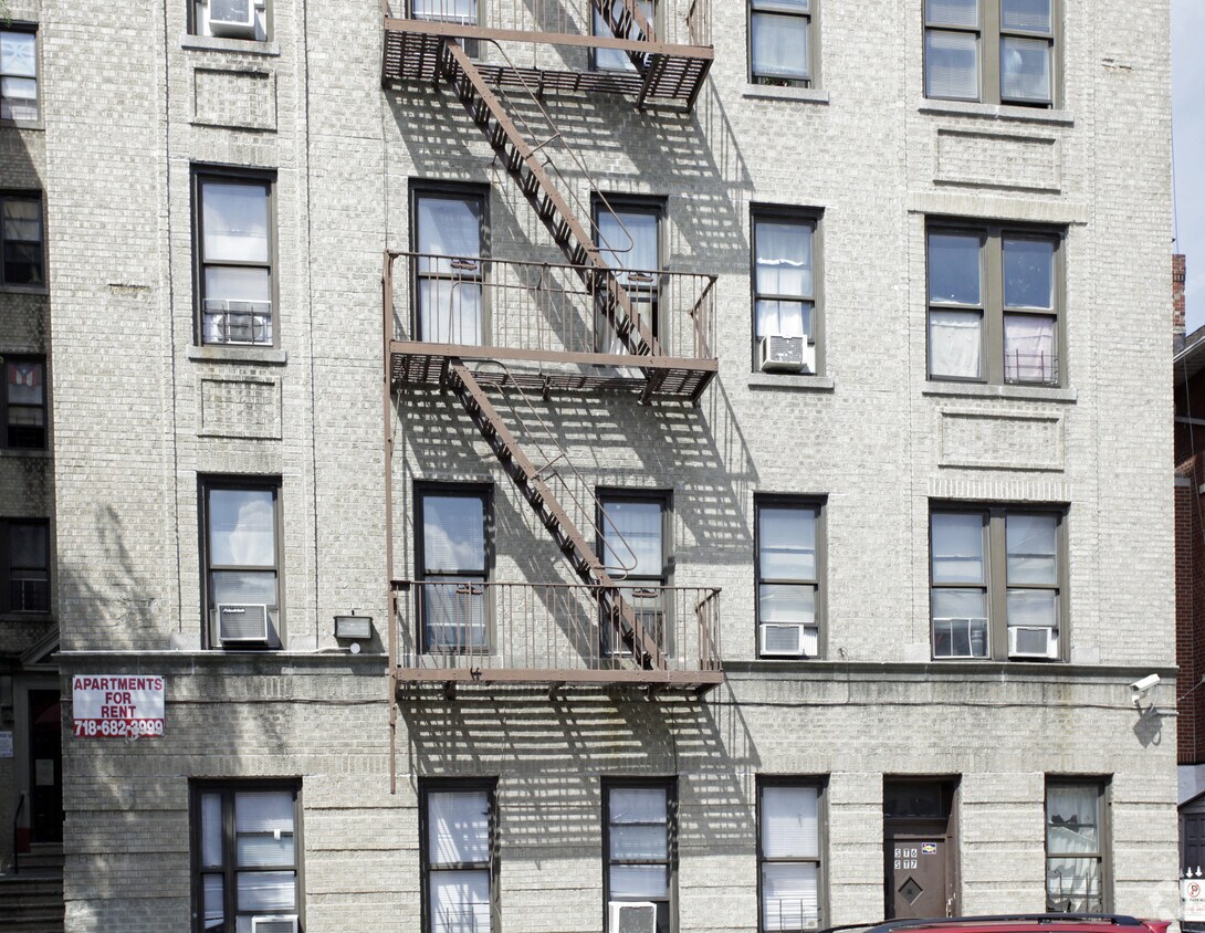 Building Photo - 3171 Rochambeau Ave