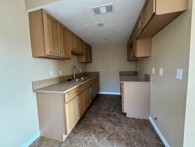 Three Bedroom One Bathroom Apartment in San Bernardino - Three Bedroom One Bathroom Apartment in San Bernardino