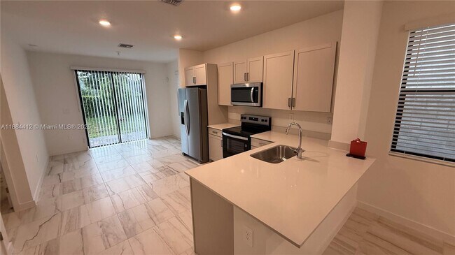 Building Photo - 1684 SE 7th Ct