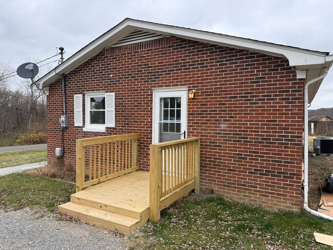 Building Photo - Dublin Brick home Three Bedroom, One Bathr...