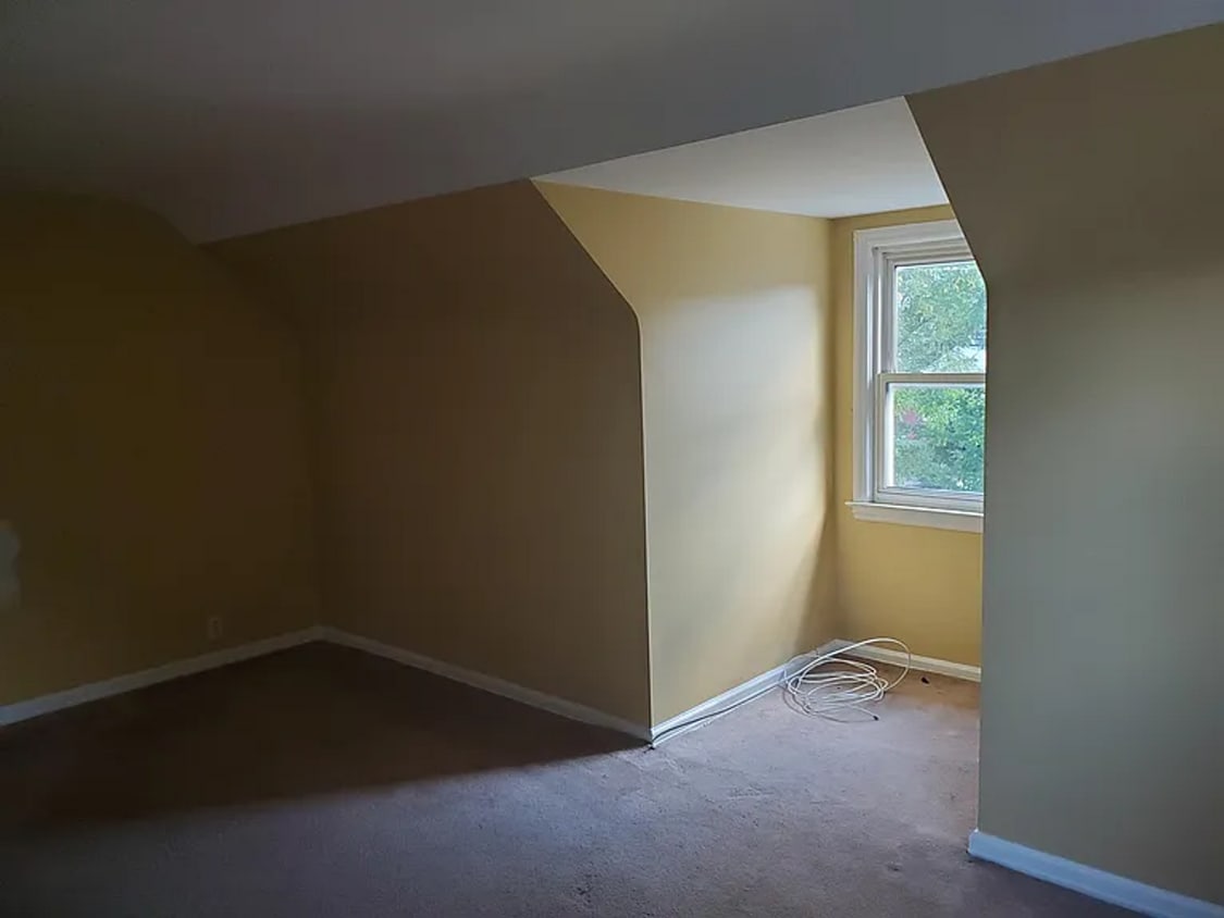 Building Photo - Upper unit 2 Bedroom, 1 Full Bath