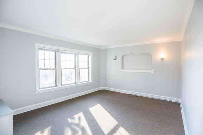 Building Photo - 5642 N Kimball Ave