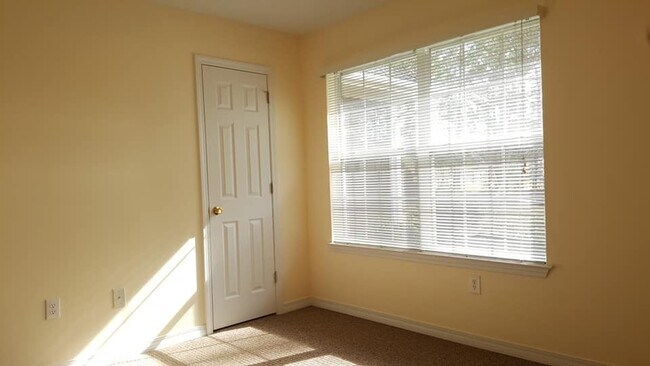Foto del edificio - 3-Bed 2-Bath Brick Home located in the Heart of Foley