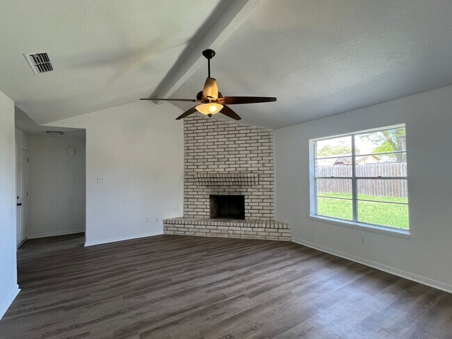 Building Photo - Recently Updated South Side Home!