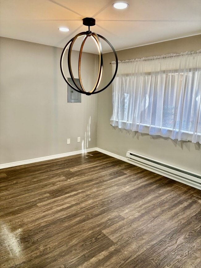 Building Photo - 2 Bed / 2 Bath updated Mercer Island condo...