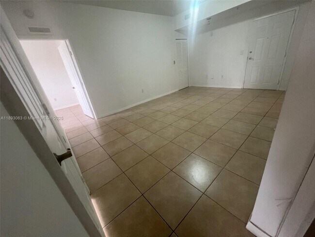 Foto del edificio - 5271 SW 8th St