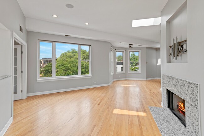 Building Photo - 845 W Altgeld St