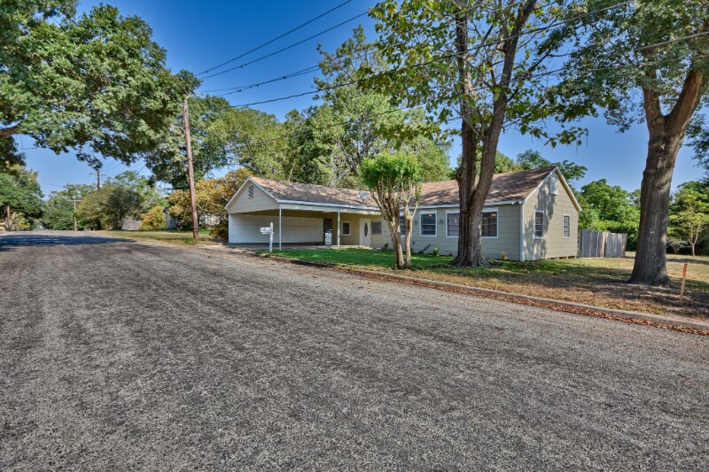 112 E Chatham St, Bellville, TX 77418 House Rental in Bellville, TX