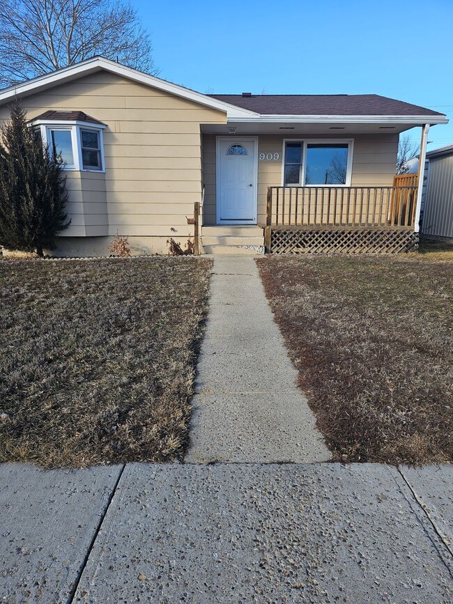 Building Photo - 909 Cale Ave