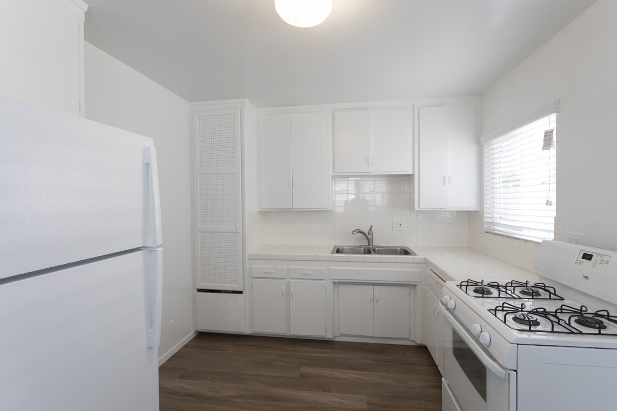 Primary Photo - Bright 2 BR in Pacific Beach with 2 Parkin...