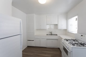 Building Photo - 909 1/2 Chalcedony St
