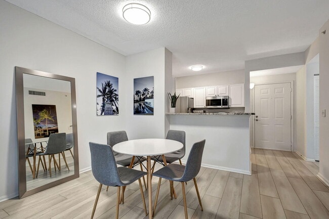 Building Photo - 630 S Sapodilla Ave