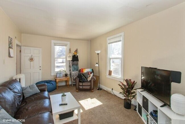 Foto del edificio - $3,400 | 4 Bedroom, 2 Bathroom House | Pet...