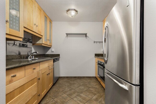 Building Photo - 710 N 160th St