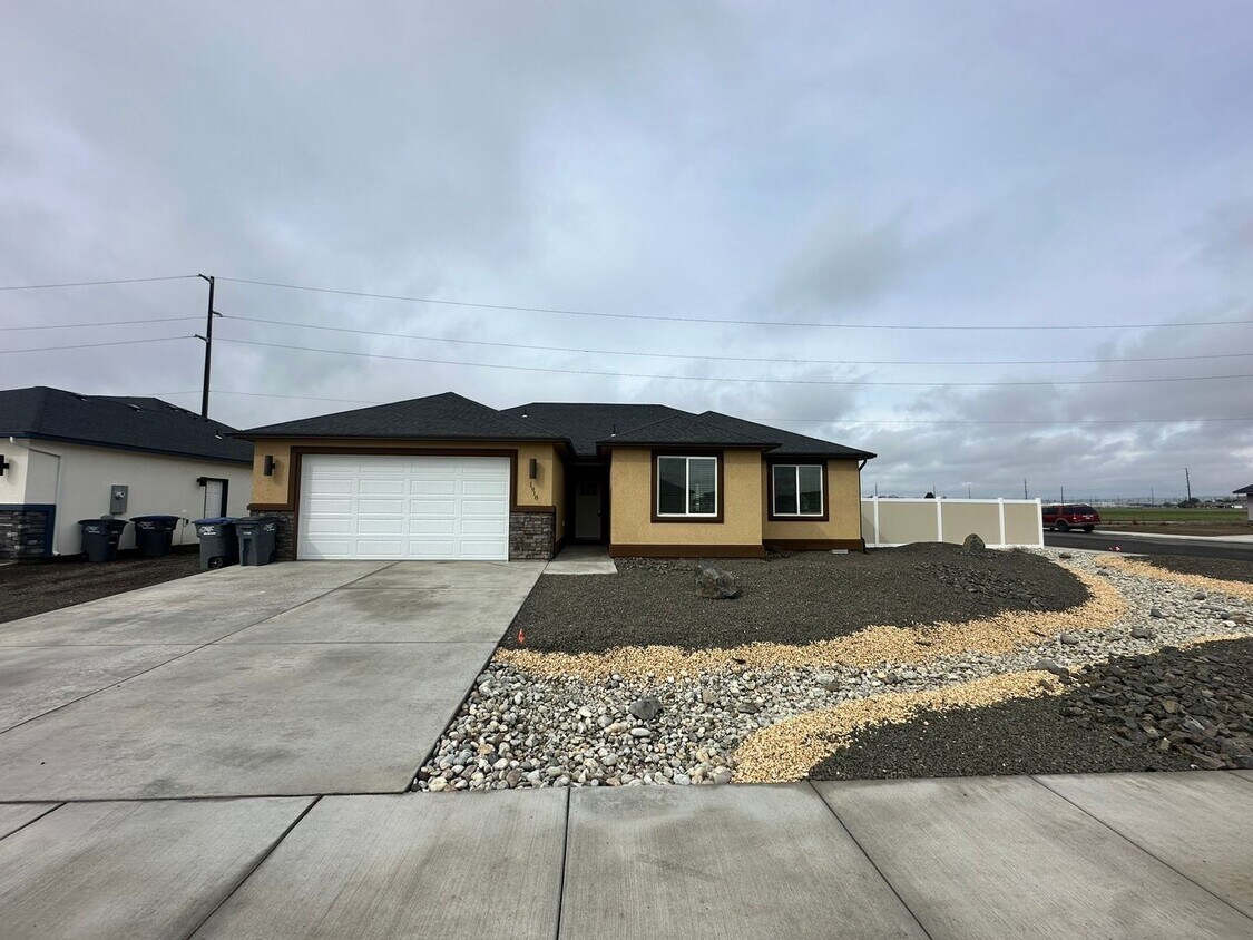 Primary Photo - Exquisite Home With Three Bedrooms & Two B...