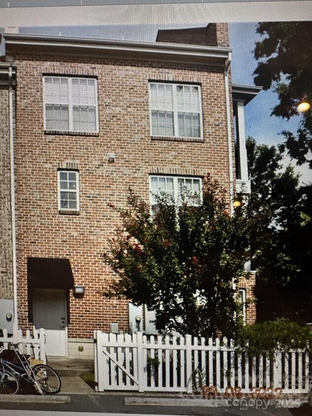 Foto del edificio - 8750 Arbor Creek Dr