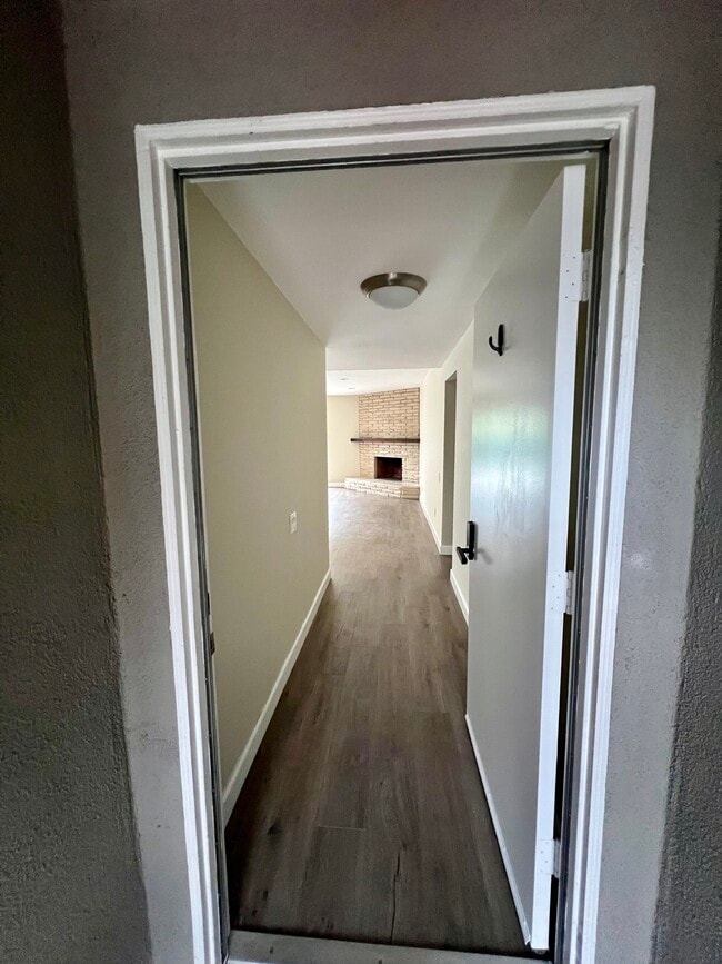 Foto del edificio - 5811 Agnes Ave
