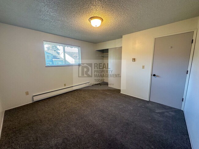 Building Photo - Fantastic 1 Bedroom! New Flooring!