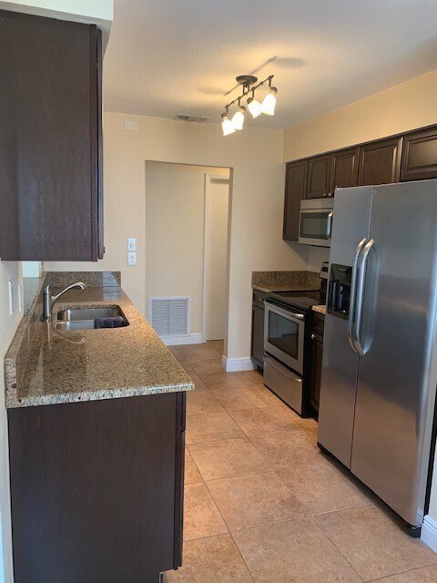 Foto del edificio - Stunning Pelican Bay Townhome