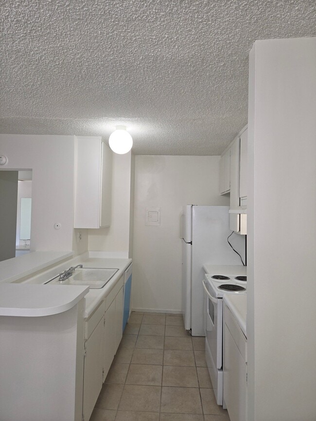 Building Photo - 160 S El Molino Ave