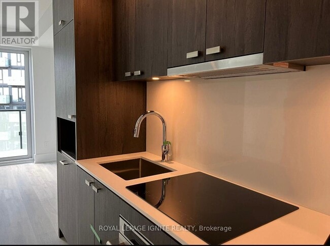 Photo du bâtiment - 470 Front St W