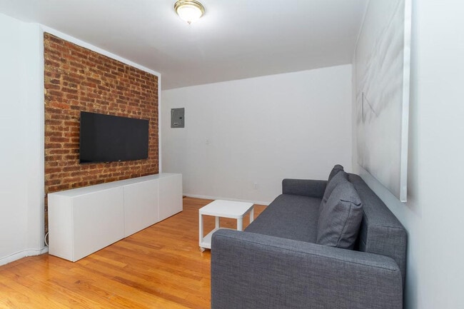 Foto del edificio - 317 E 93rd St