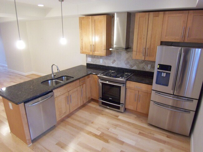Building Photo - Large 3BR/2.5BA with yard and parking H St...