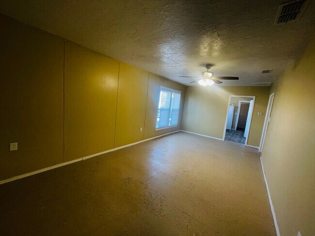 Building Photo - 501 S Ave B