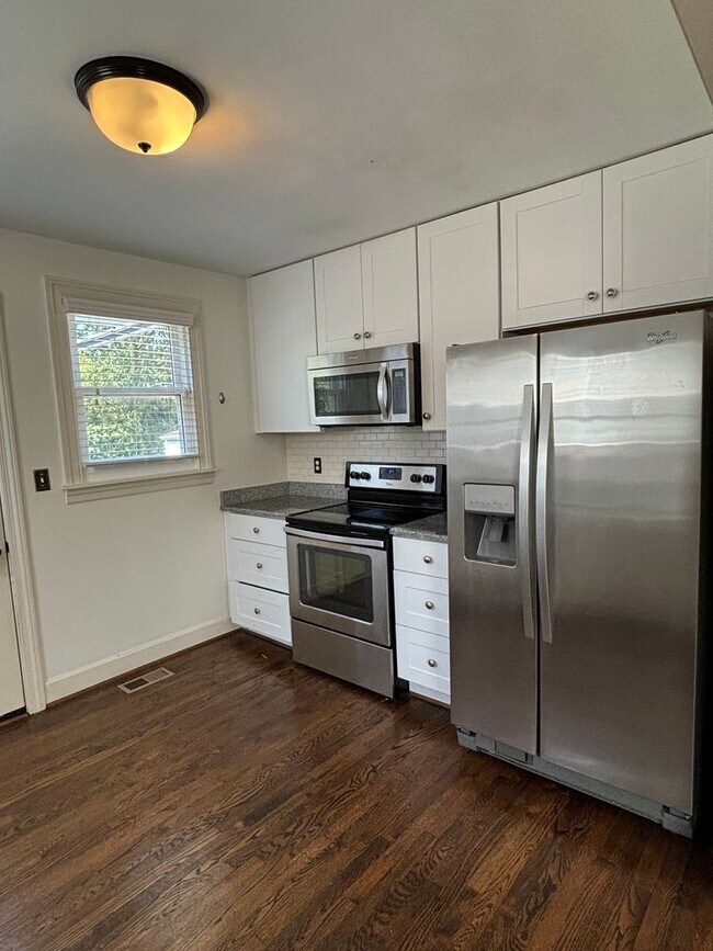Foto del edificio - LEASING SPECIAL Cozy East Nashville 3 Bedr...