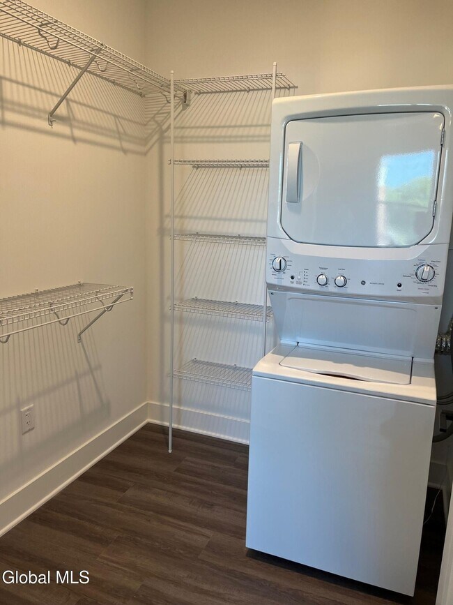 Foto del edificio - 578 Columbia Turnpike