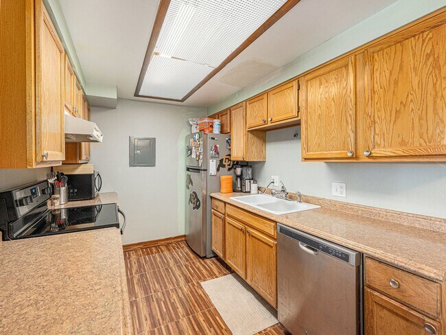 Building Photo - Remodeled 2 Bedroom 1 Bathroom Condo in De...