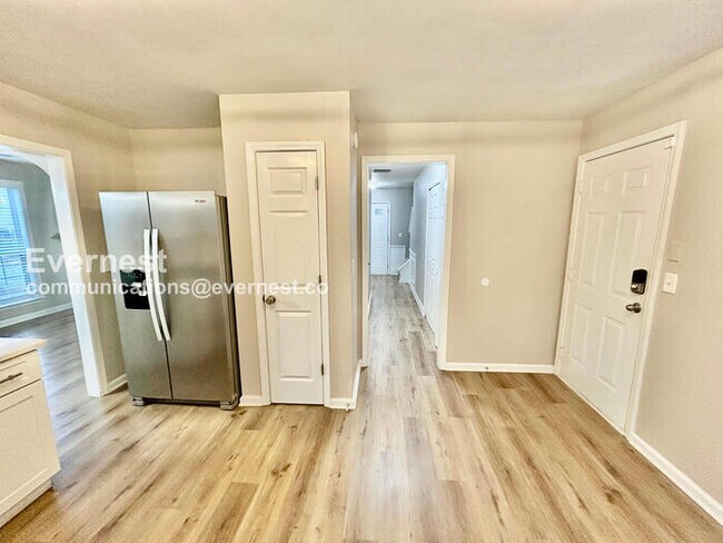 Foto del edificio - 2250 Winthrope Way Dr