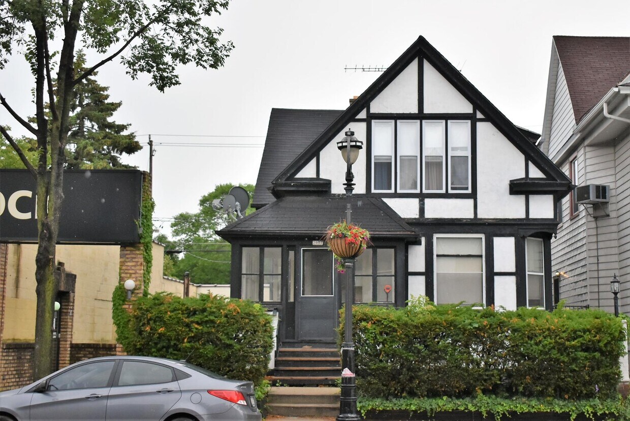 Primary Photo - 2957 N Oakland Ave