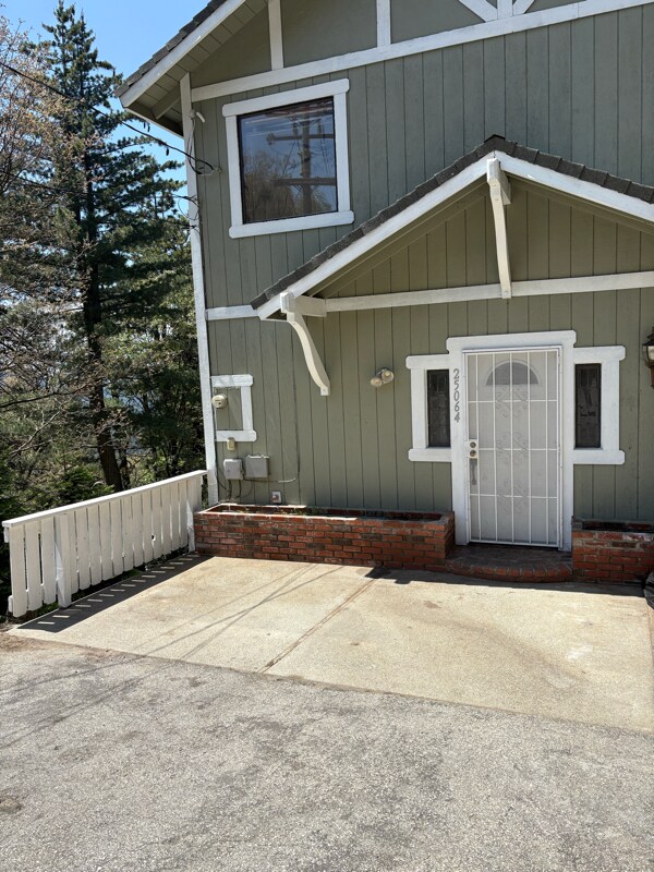 Foto principal - 24064 Grandview Dr
