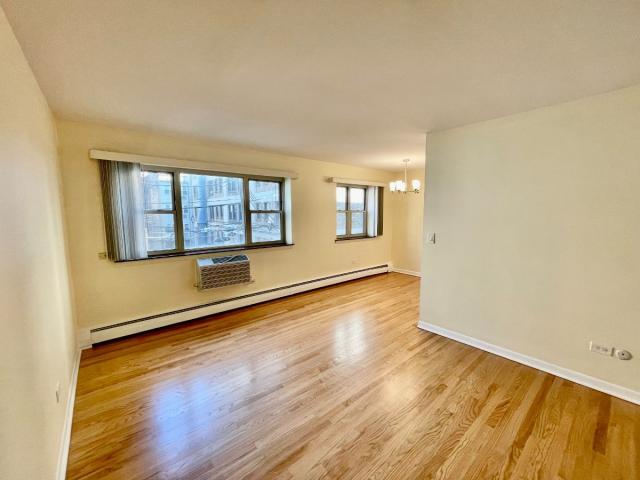 Building Photo - 1 bedroom in Chicago IL 60657